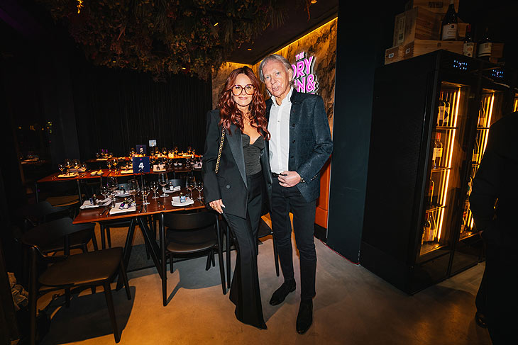 Andrea Berg, Michael Wilhelmer @ glamouröse Opening-Party des „Dry Gin & Beef Club” im “Tacheles” (©Foto: Benjamin Jehne / The Dry Gin & Beef Club)